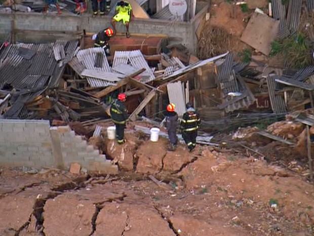 Desabamento de Terra atinge casas em Osasco