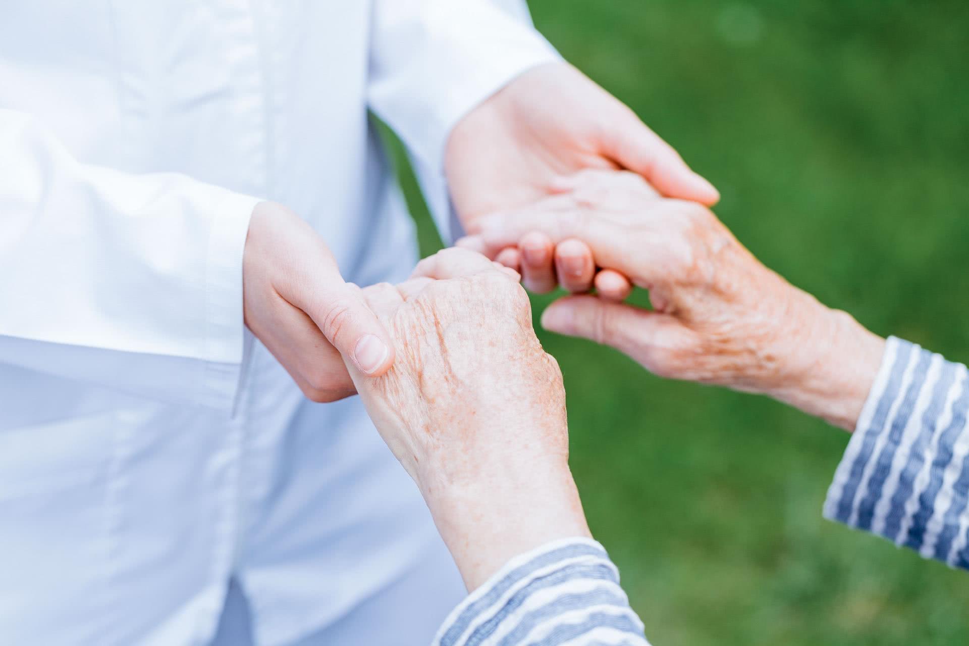  O que é o Parkinson: sintomas e tratamentos