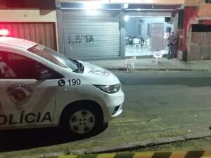 Homem é morto com 13 tiros na porta de igreja