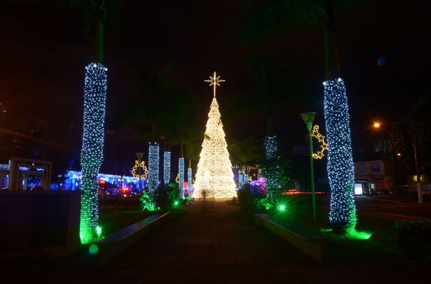 Osasco monta sua árvore de natal, mas sem cantada e sem Papai Noel