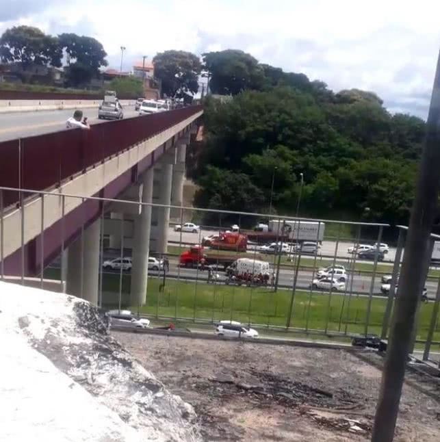 Homem comete suicídio pulando da ponte Castelo Branco, em Osasco