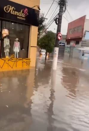 Chuva causa alagamentos em Osasco