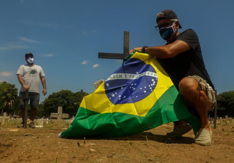 Brasil registra média móvel acima de 2 mil mortes diárias por Covid